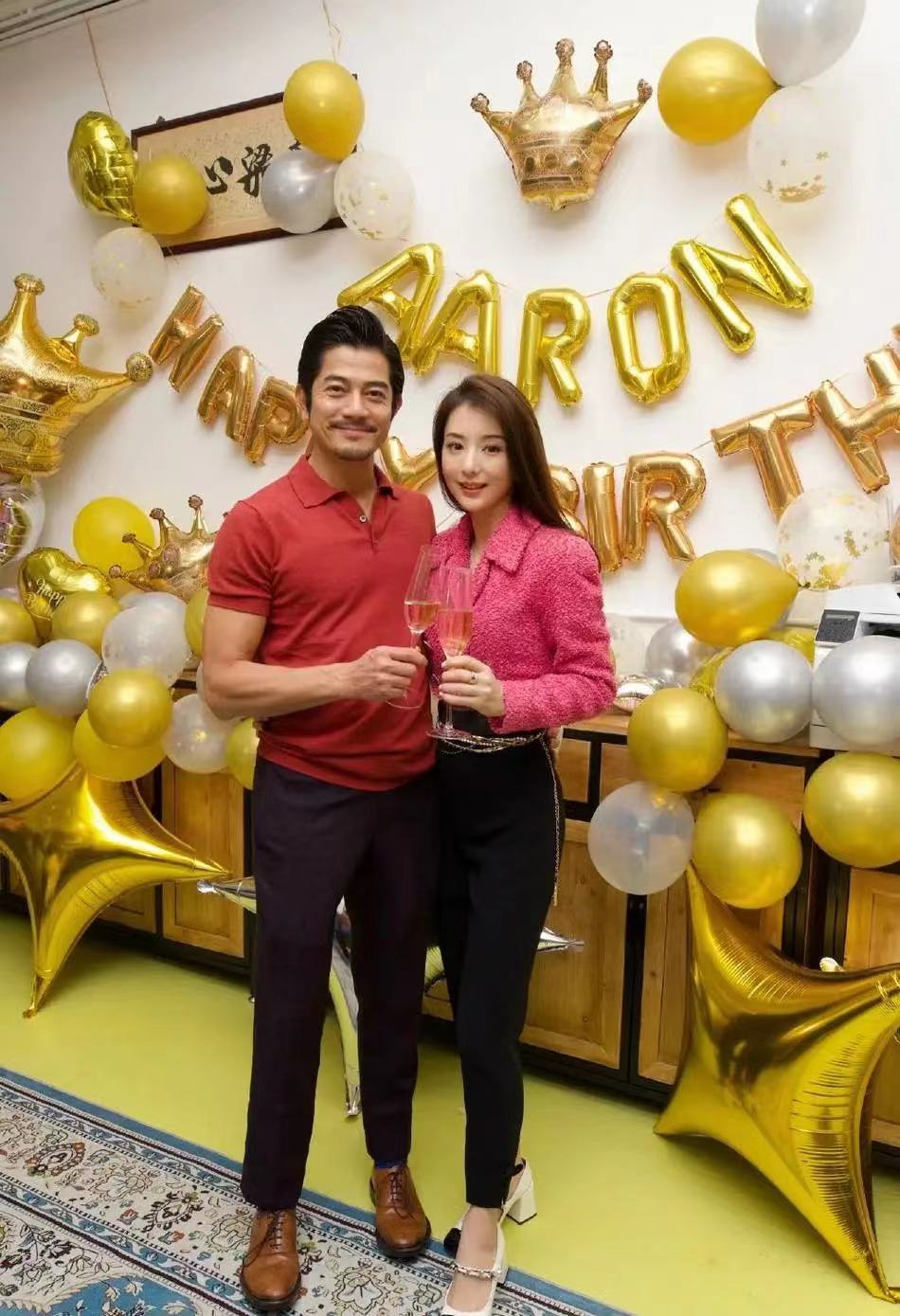 加菲猫说时尚 方媛带俩女儿聚会!穿超短裙为显腿长脚丫子拉变形,俩女儿颜值高