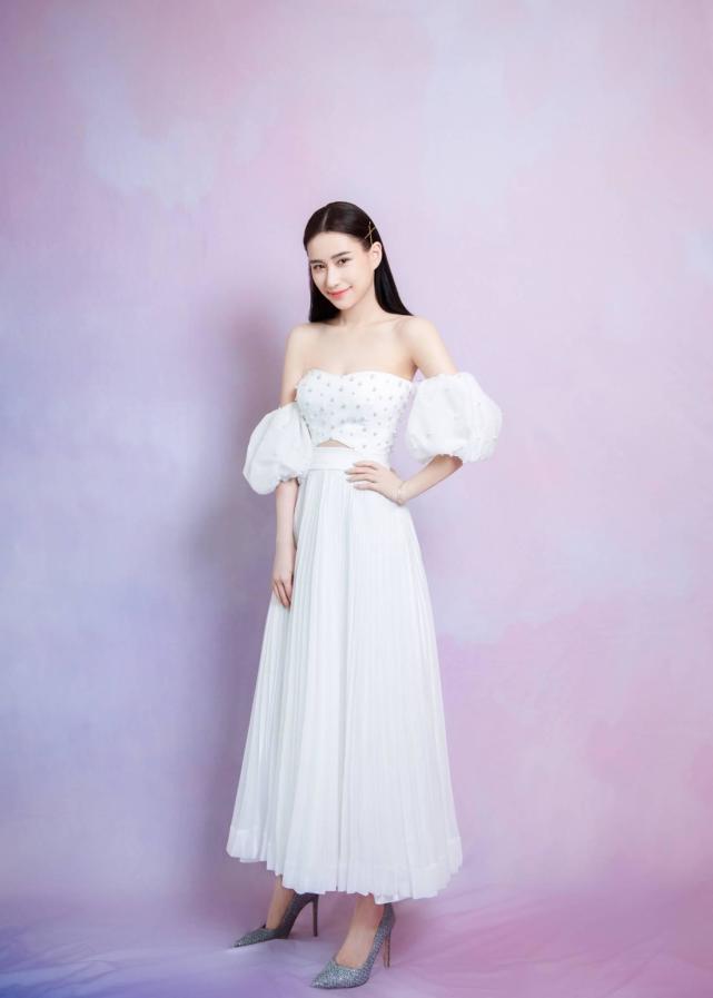 GD时尚爆|何超莲秋日西装混搭，米色西装配大红色裤子，气场1米8