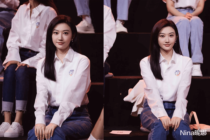 Nina昵娜 景甜央视上班生图曝光，穿白衬衫配牛仔裤打扮朴素，夹腿坐姿好拘谨
