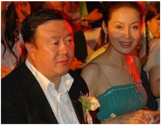 邬靖靖|她出道便被姑父捧为女主，姑父另结新欢后，她也沦为了十八线演员