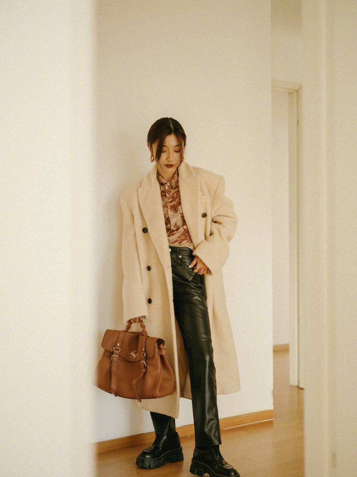 江南小蚂蚁 秋冬不知道怎么搭配，不如试试“长裤+短靴”，时髦干练还显利落