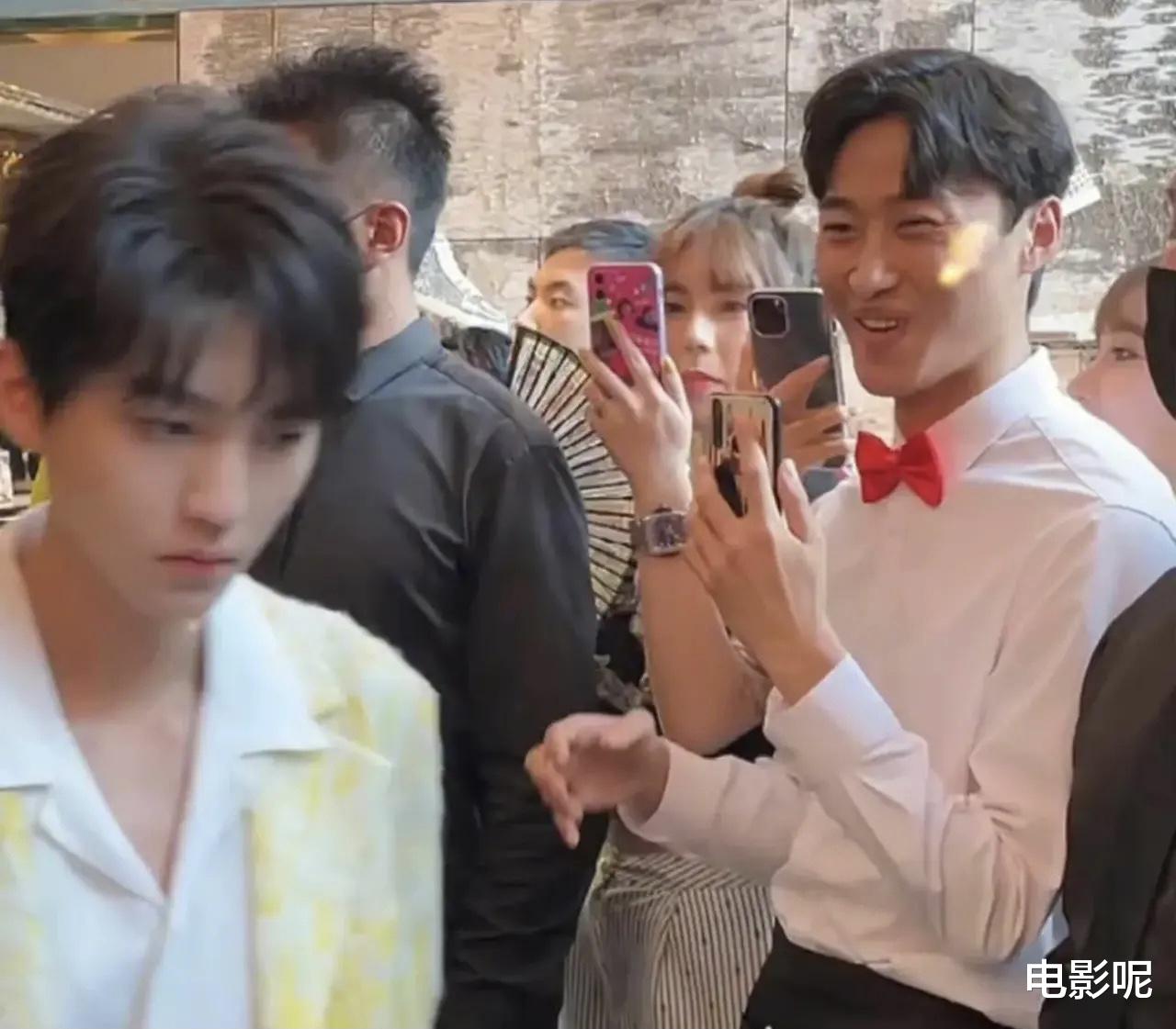 王俊凯|路人大哥近距离看到王俊凯后，笑容越来越有意思，表现得好快乐