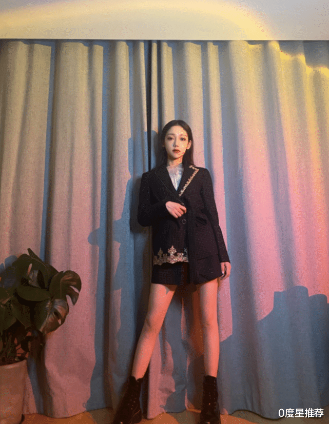 c位|希林娜依·高靠腿当C位？当她穿上“死亡黑袜”，女生都自闭了