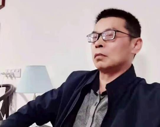 奇奇|姐弟情深！奇奇够不到黑板，悦悦将其抱起，网友：恰如许妈兄妹