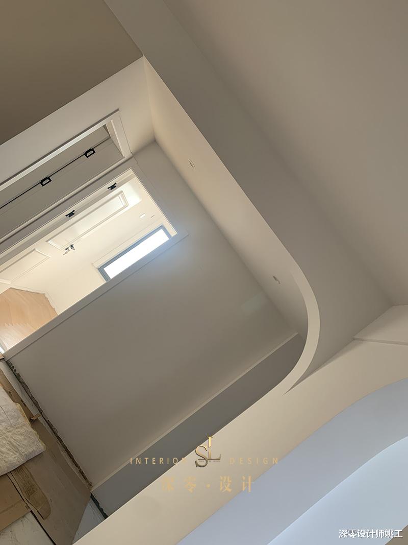 横梁即便不拆不砸，也能藏起来，个人建议第3种法子，省钱又美观