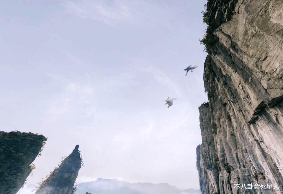 国产剧|骑马掉悬崖，反物理操作，转圈耍帅，国产剧掉悬崖个个都很奇葩