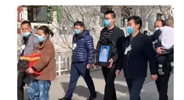 四叶草海之恋|熊磊:让郭威抱遗像是错误的。网友:让你抱骨灰盒是个更大的陷阱