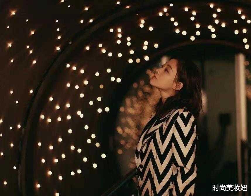 时尚美妆妞 梅婷瘦出“瓜子脸”太美了,穿衬衫配牛仔裙好洋气,年轻10岁