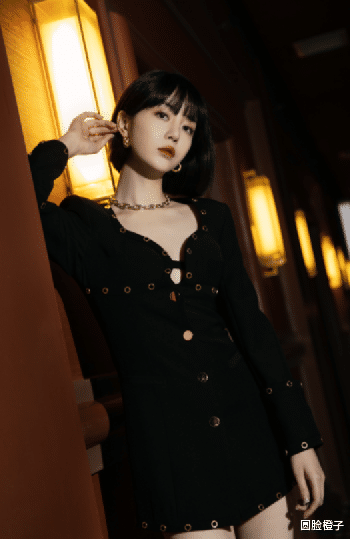 短发 李溪芮难得晒美照！穿黑色连衣裙戴大金项链，不愧是霸气“腿精”