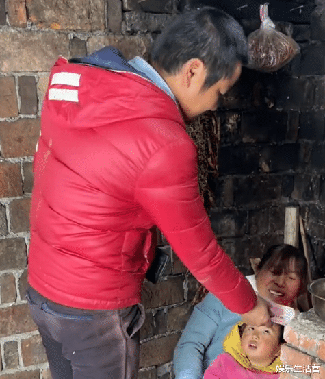 |终于不演了!牛爱芳过上小康生活,麦克风意外曝光,演员也被遣散