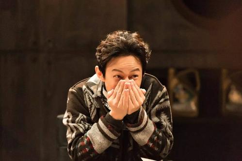 何炅|何炅深夜与男子十指紧扣出行，上演摸脸杀十分宠溺，同回酒店毫不避讳