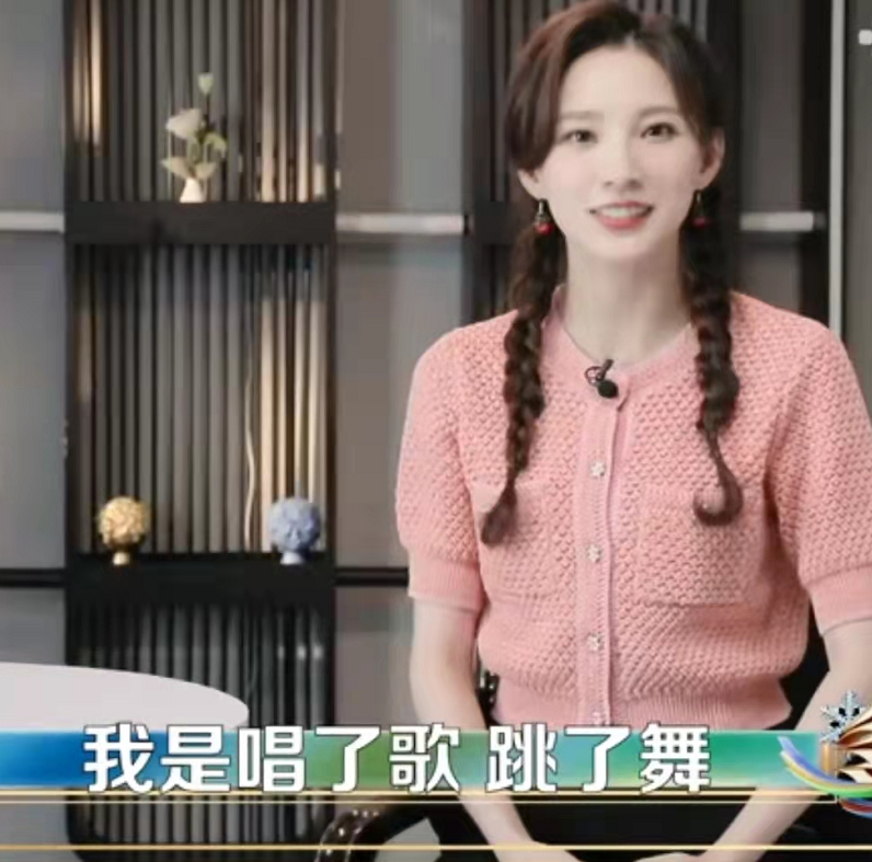 王冰冰|央视又推出位美女主持！穿衬衫明星脸美出圈，端庄气质不输王冰冰