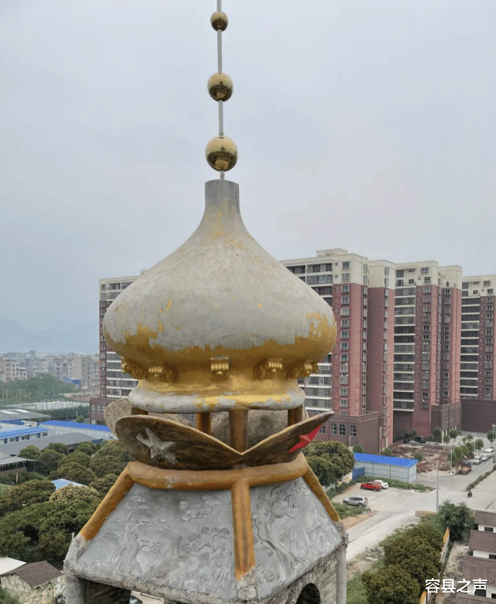 容县之声 广西一农民斥资1500万建了栋“怪楼”！最多一天上万人去参观