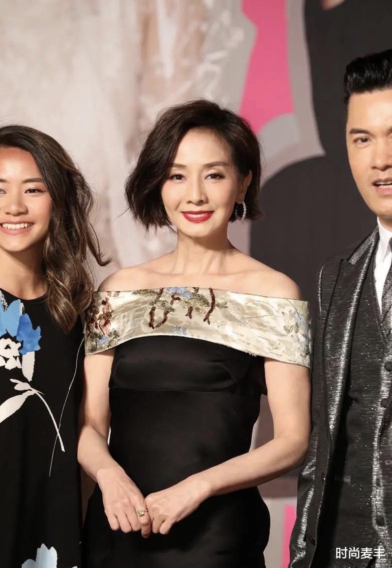 张国荣|不愧是张国荣当你想娶的女人，61岁一身黑色露肩礼服，曲线完美