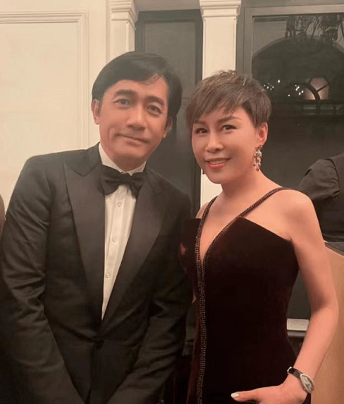 刘嘉玲|56岁刘嘉玲生日宴会太豪华！穿低胸礼服身材傲人，梁朝伟打扮隆重