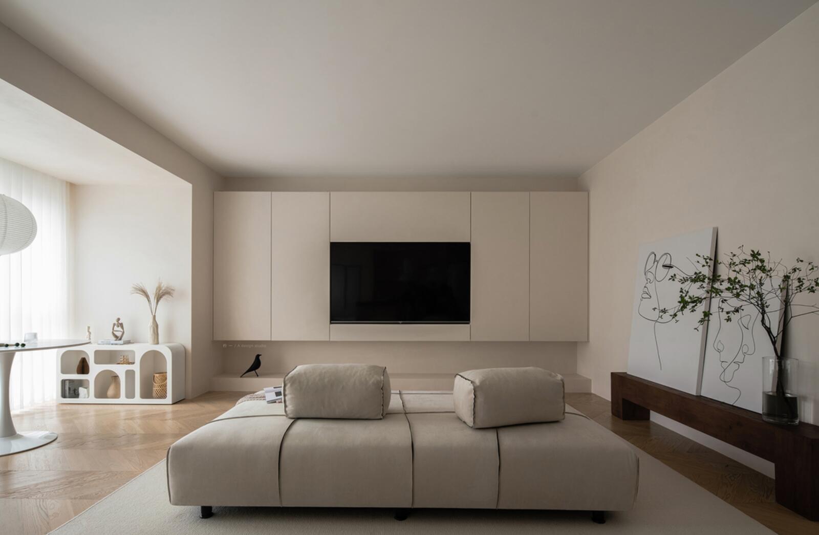 为追求极简，她舍弃门窗套，全屋色调高度统一，干净又大气