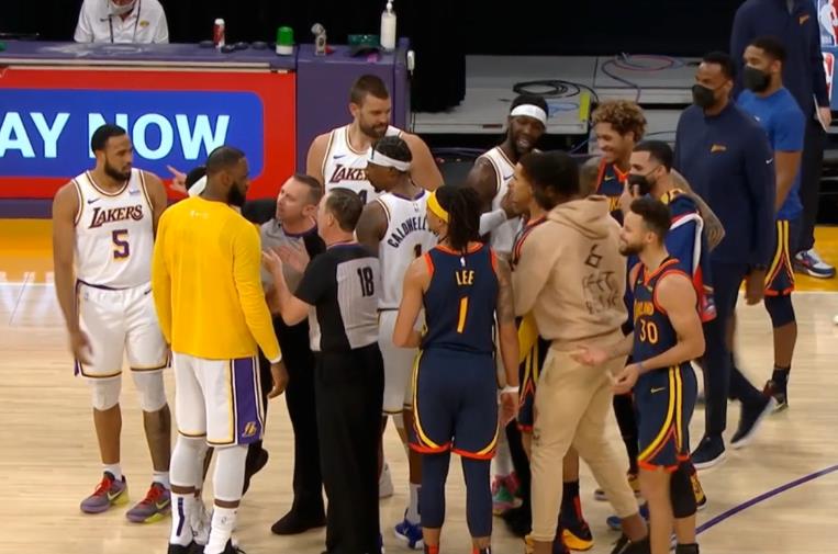 篮网队|湖人勇士爆发冲突！库里“肘击”施罗德引不满，詹姆斯向裁判施压