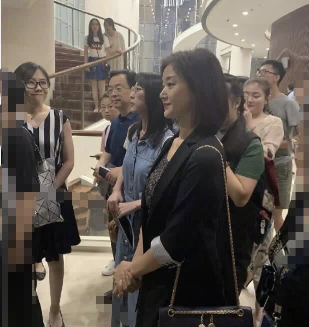 发型|宋祖英的锁骨发真显气质，配薄纱内衬秀身材，人群中也美成焦点