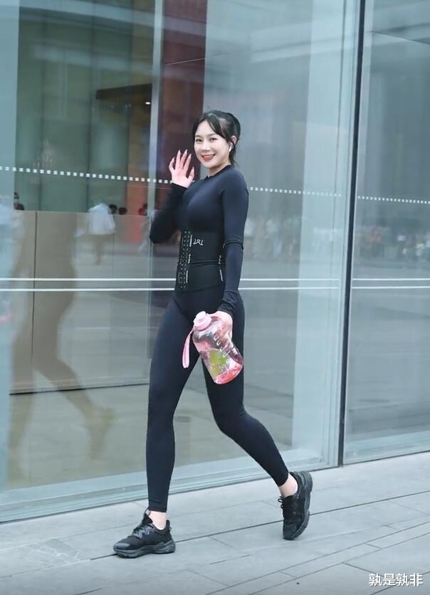 |运动风美女的造型，一身都透着青春的朝气