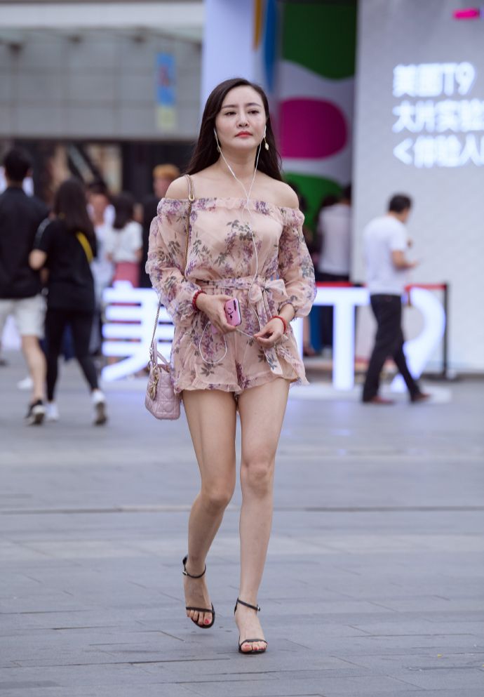 坎叔说时尚 时尚碎花“淑女裙”,造型清爽干净,穿出“仙女”的感觉!