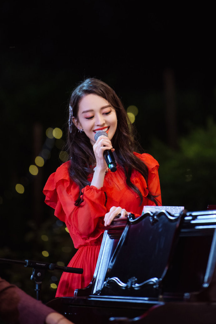 杜淳|离开针织衫的吉娜仍惊艳，穿姨妈裙细腰根本不用P，郎朗一脸傲娇