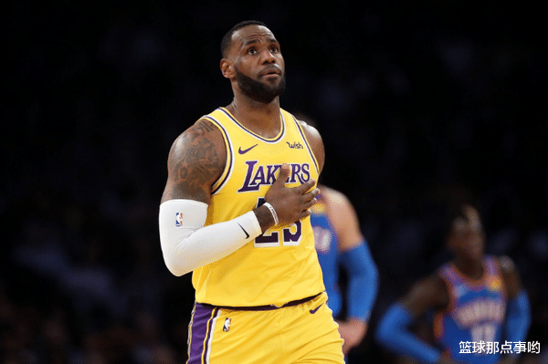 斯蒂芬·库里|谁是本赛季三分王？詹姆斯72记，利拉德100记，库里呢？