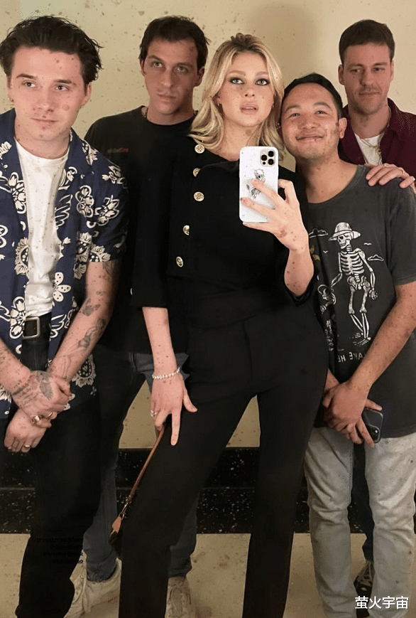 宋智孝|贝克汉姆长子与未婚妻合影，富家女外套配空气裤，黑眼线似大反派