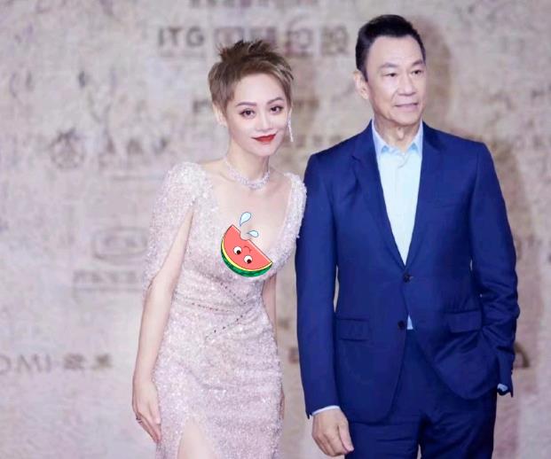 李冰冰|年终红毯:李冰冰熟味逼人,关晓彤总算穿对,倪妮气场大杀四方