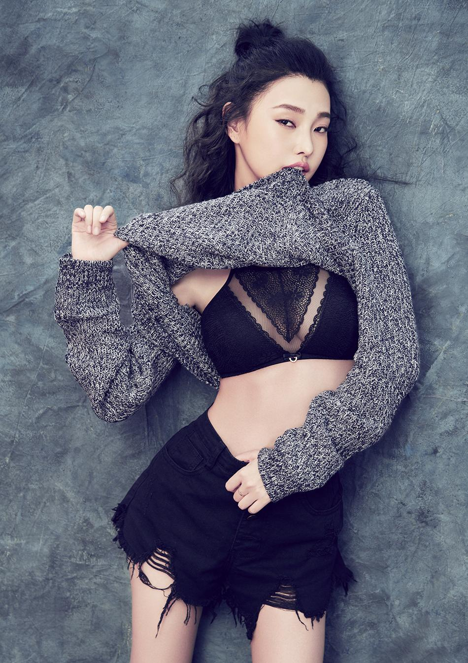 王一博|被王晶发掘时才读大二，拍3部电影狂捞26亿，今成“最美晶女郎”