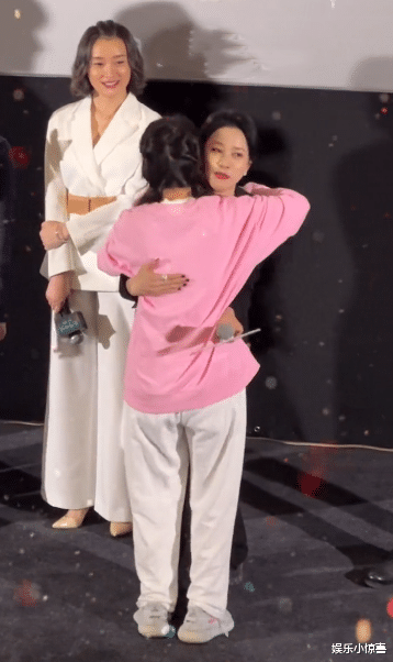 拥抱|七阿姨采访倪虹洁，拥抱时意外暴露身高，网友：跟殷世航有一拼