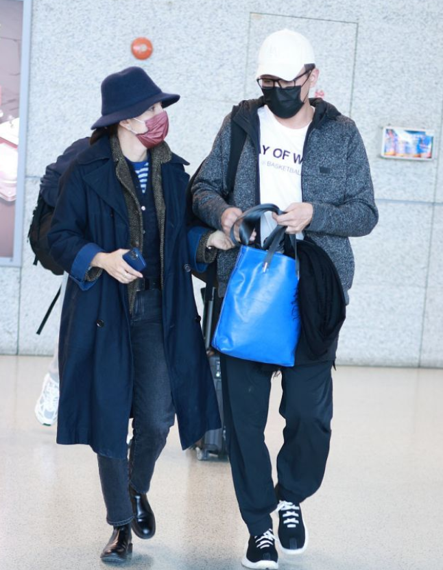 刘烨|刘烨夫妇走机场，安娜叠穿四层保暖又优雅，结婚12年手牵手羡煞旁人