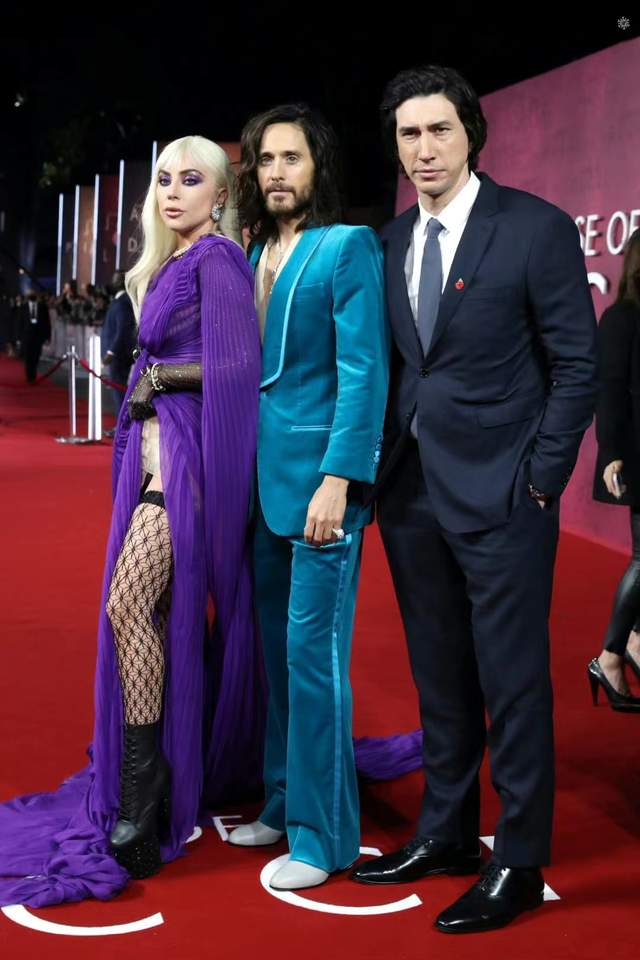 智友|Lady Gaga亮相新片首映艳压全场！贵气足以配黑寡妇，钻石挂满全身