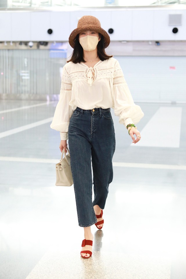 BiuFashion|杨采钰温柔阔太装让人过目不忘,简单却优雅,成熟韵味很浓