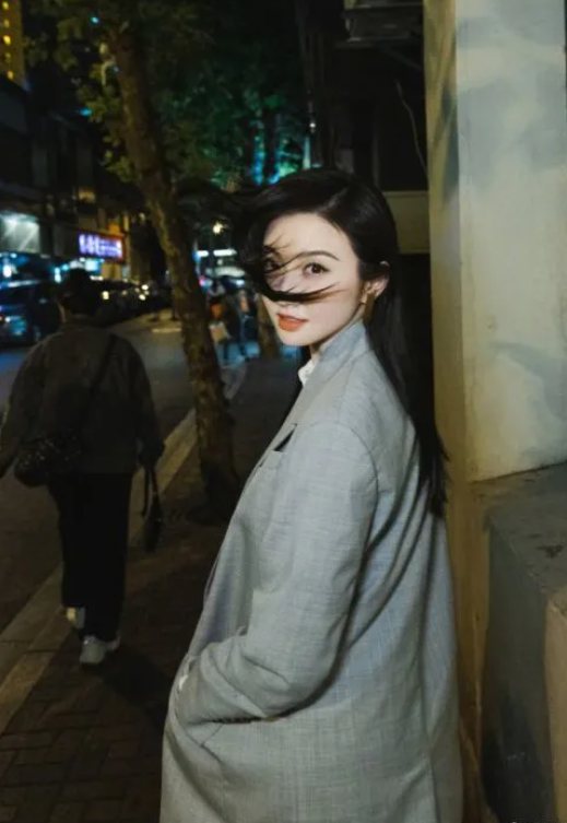 景甜|景甜晒出上海街头氛围感大片，烟灰色西装好复古，转身回眸太迷人