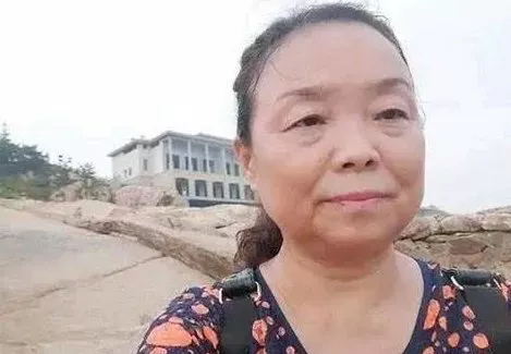 人物设定 56岁自驾游阿姨人设尽毁？对不起，她从来不是我们崇拜的那种人