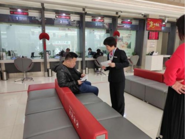理财产品 银行出现一个“怪现象”，储户排队办理业务，窗口却只开2个