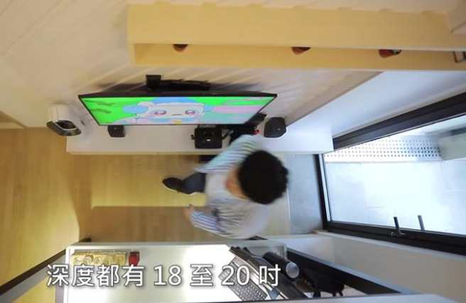 十万个家居为什么|香港夫妇改造20㎡小家，用顶部空间隔出阁楼，卧室“悬”在客厅上