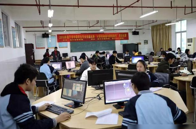 花甲|事业单位招聘不得限制毕业院校 公务员招聘不限制毕业院校还远么