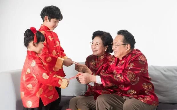 舜网 3岁小孩去银行存压岁钱，当我看到数目的时候，我竟很是心疼我自己