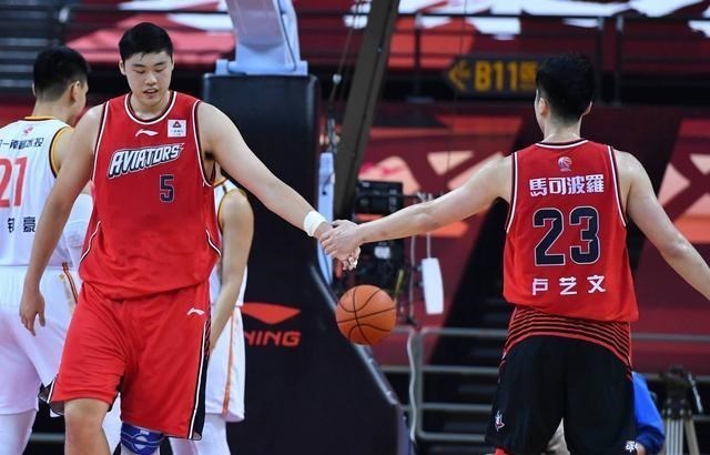 深圳男篮|正式签约！CBA2米18内线新星不走了，下赛季能否证明自己？