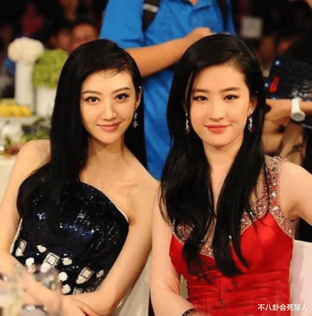 李小冉|7位女星成合照杀手，李小冉白到发光，倪妮气质好，她让杨颖害怕