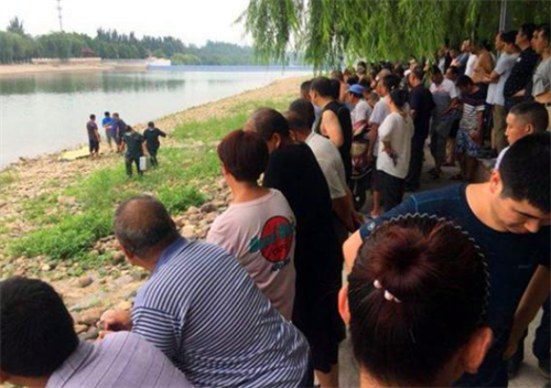 2015年,阳澄湖畔发现女尸,出租屋床单上的蓝色血迹成了破案关键