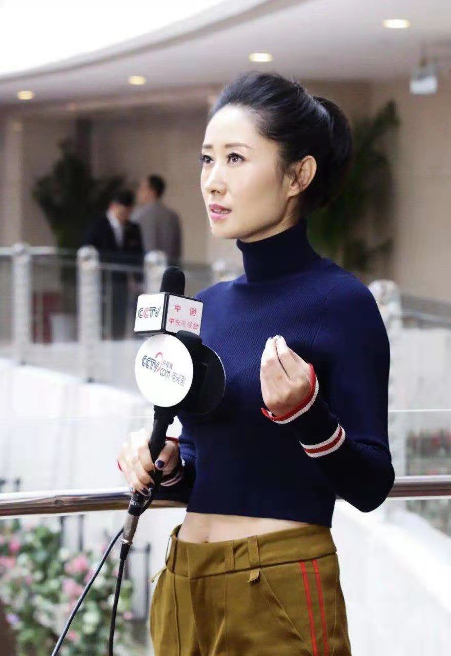 刘敏涛|44岁刘敏涛认真扮嫩，穿炫腹装扎马尾，“蚂蚁腰”不输18岁少女