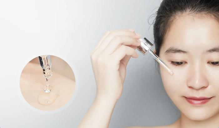 护肤品|精华液直接上脸抹？小心长闭口又伤脸，赶快学正确的使用方法