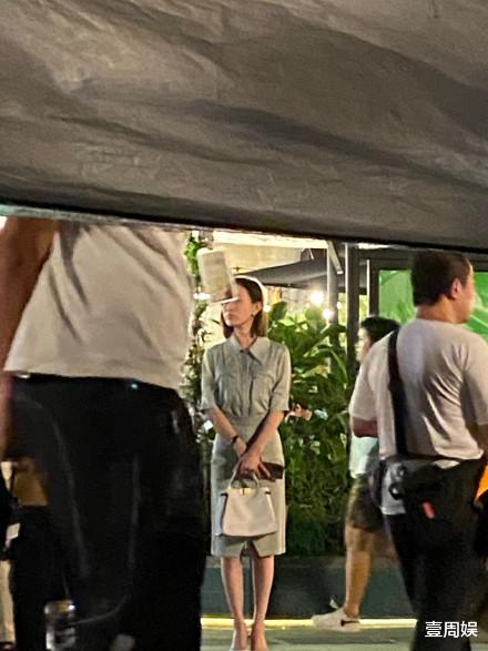 小姐姐|46岁佘诗曼深夜独自现身街头，打扮犹如职场女性，生图太过真实