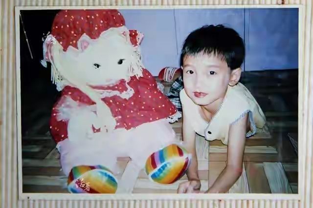 美丽|曾“背母上学”的刘霆,十年后变性成美女,参加选美比赛成功获奖