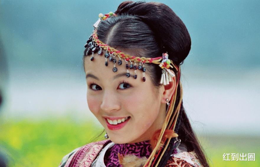 鞠婧祎|金钟奖众女星争奇斗艳！33岁刘品言开U领身材傲人，生图仍显壮实