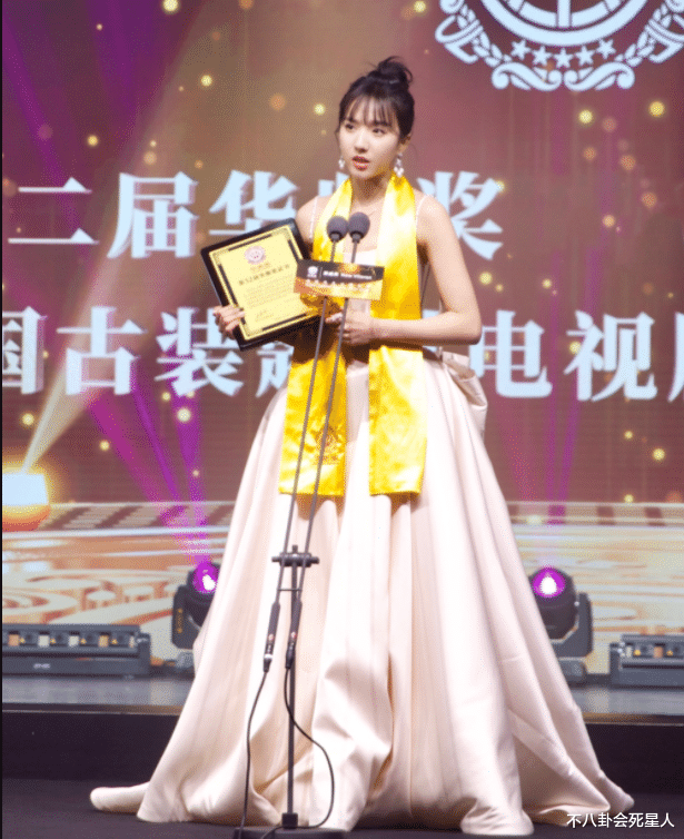 朱珠|?最新红毯来袭！朱珠性感露背，袁姗姗深v礼服，任嘉伦绅士风