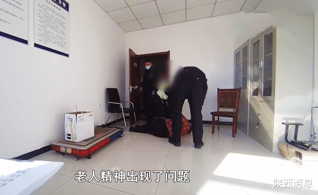 陕西消息 老人在高速上见车就扑，面对交警又撒泼打滚：“让我撞死吧”!