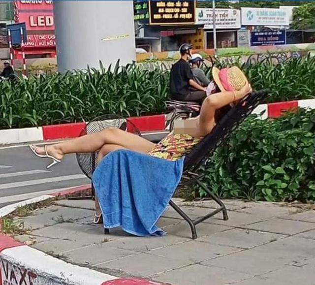 越南一女子穿比基尼在大马路边躺着晒太阳,网友:心中有海